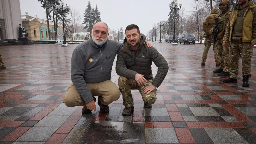 Zelenski reconoce la labor del chef José Andrés con una placa en el Paseo de los Valientes en Kiev