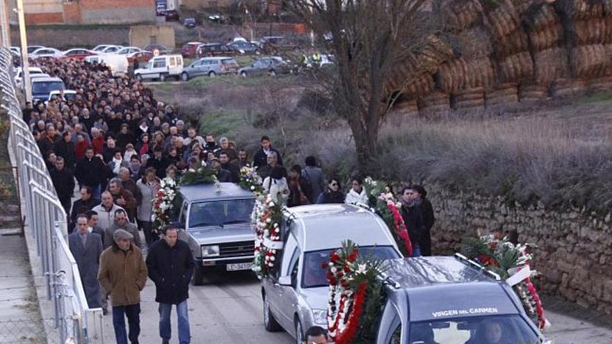 Los cuatro coches fúnebres camino del cementerio de Villalobos.