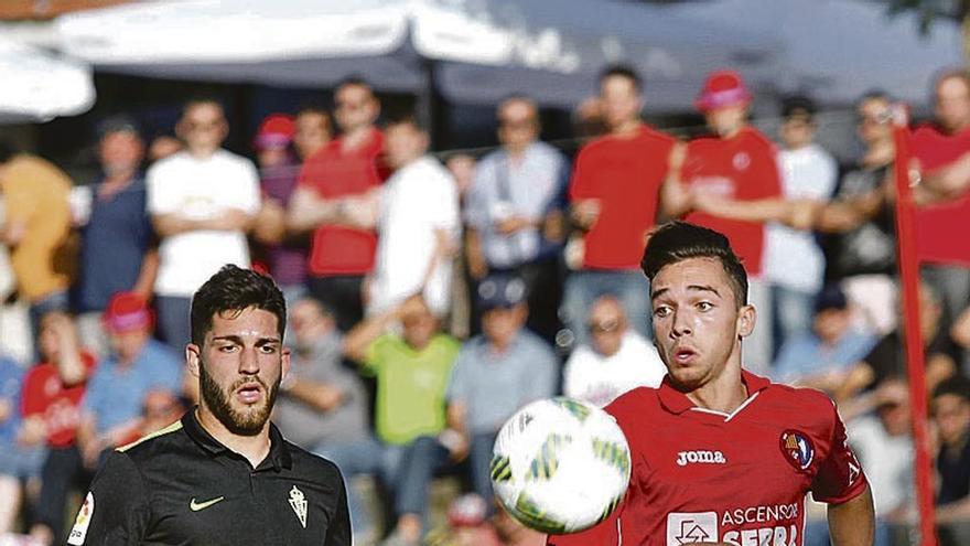 Ramón persigue el balón junto a un rival.