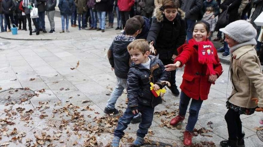 Niños esparcen hojas sobre la obra. // Bernabé/Luismy