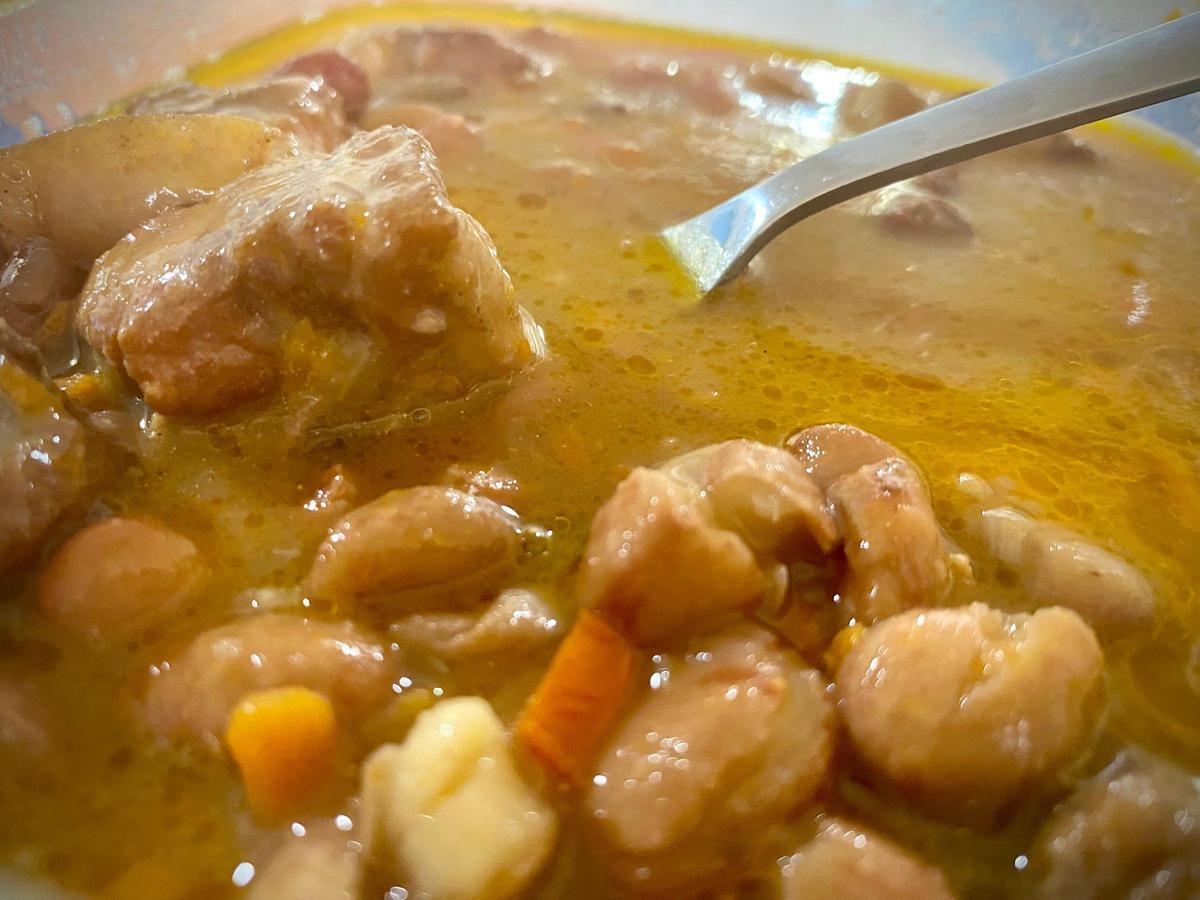 Judías pintas con costillas