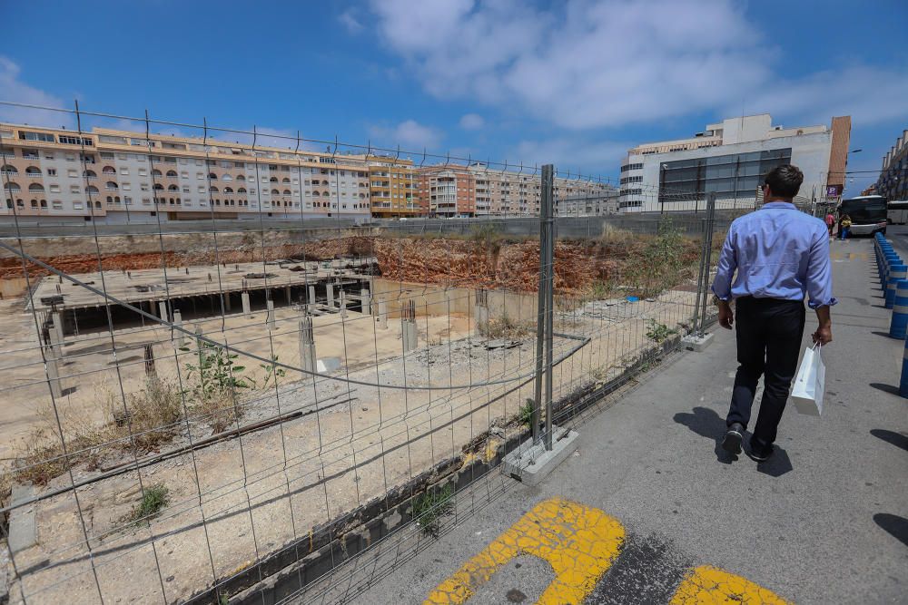 El Ayuntamiento ha costeado un vallado provisional de seguridad en la manzana de la obra del centro comercial abandonado desde hace una década tras desentenderse la propiedad de las reclamaciones muni