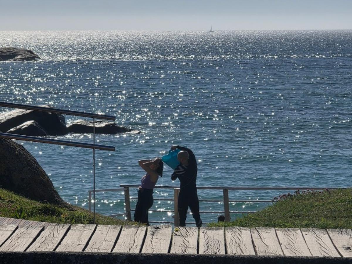 Las playas lucen una imagen veraniega en Viernes Santo. Las playas lucen una imagen veraniega en Viernes Santo.