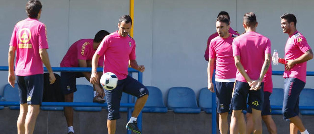 El lateral derecho de la UD Las Palmas Ángel López, en un entrenamiento.