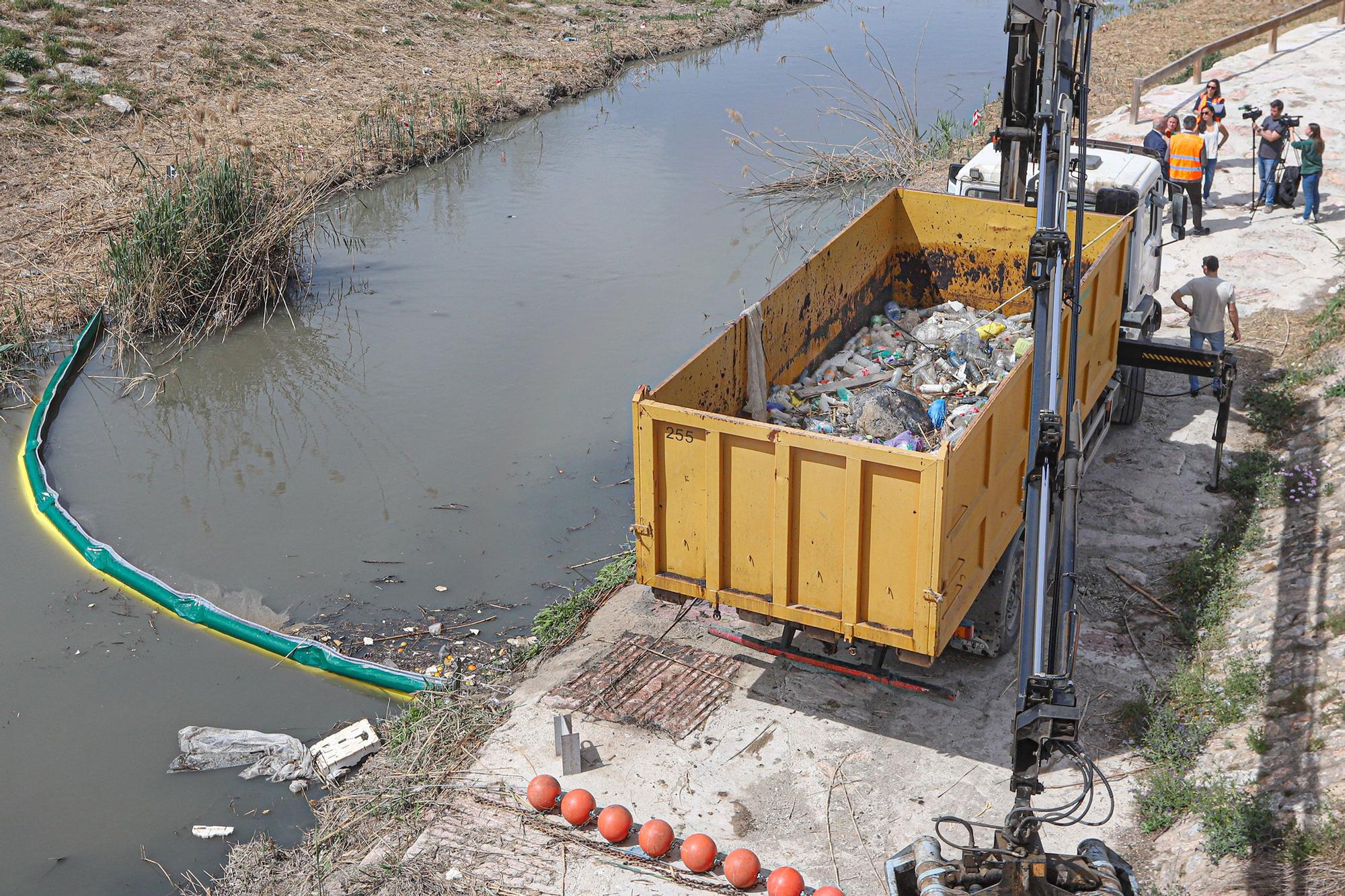 Instalación de una nueva barrera flotante en el Rio Segura