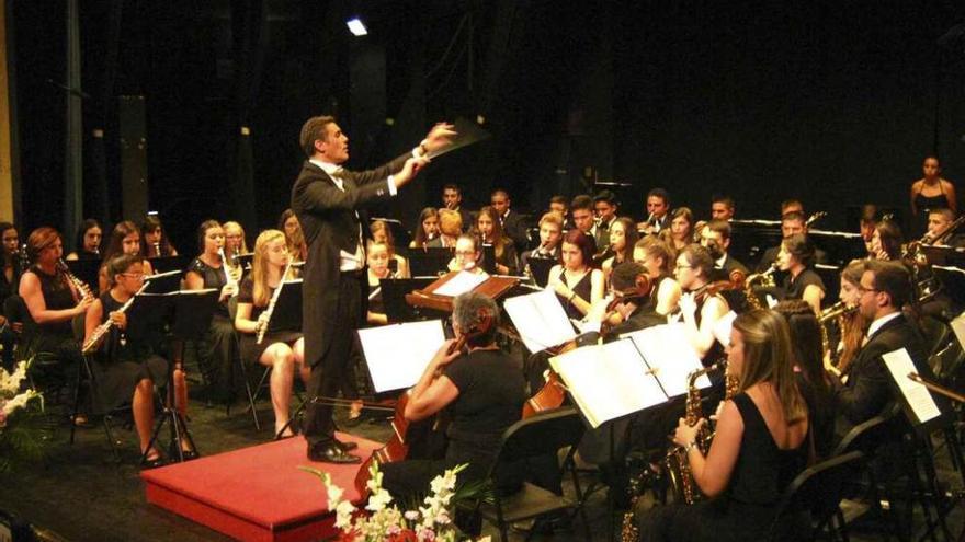 Los músicos de la Banda Maestro Lupi de Benavente interpretan la obra de calentamiento. Foto