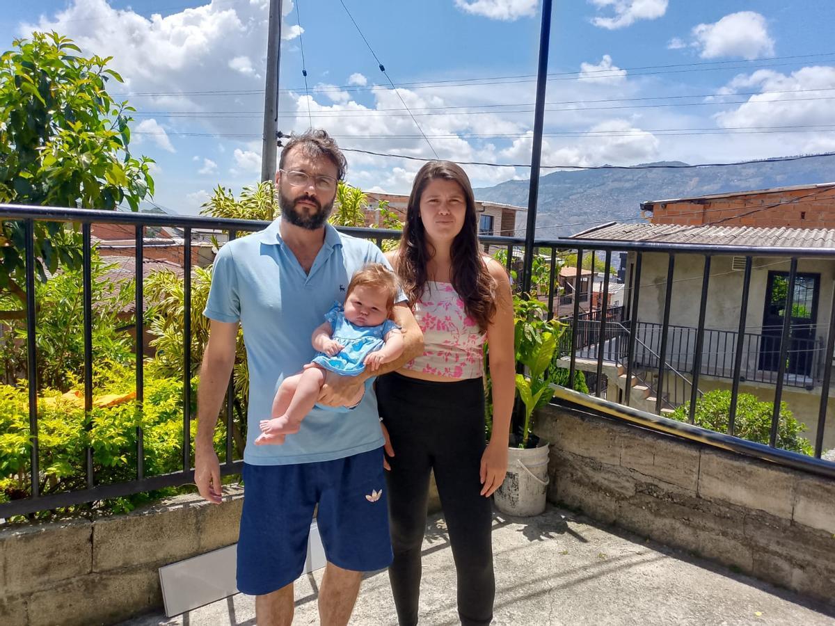 Jesús Rodríguez, con su mujer Tatiana y su hija Celeste, en el exterior de su casa.