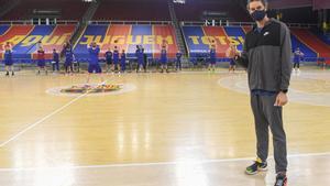 Pau Gasol visita en el entreno a sus compañeros del FC Barcelona.