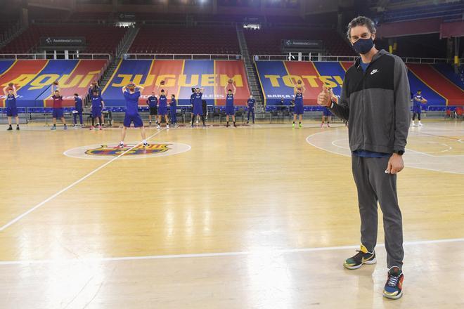 Pau Gasol visita en el entreno a sus compañeros del FC Barcelona.