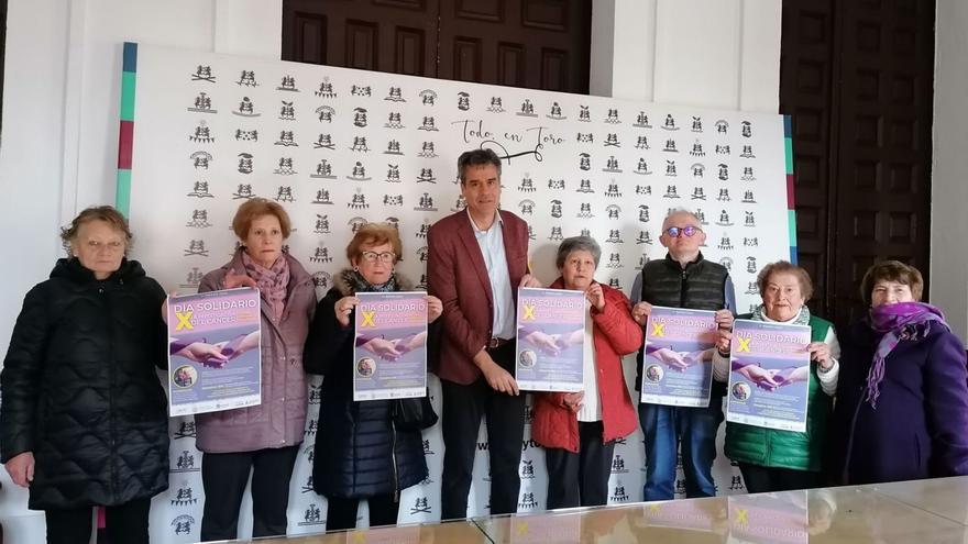 El alcalde, Rafael González (centro) y miembros de la asociación presentan el evento solidario. |