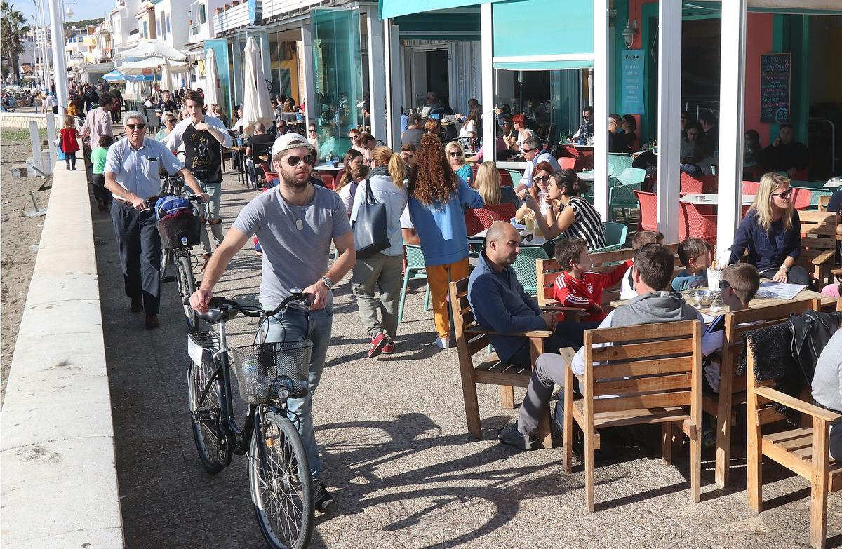 La Asociación de Vecinos de Pedregalejo pide que no se repita esta imagen en el nuevo paseo marítimo y que haya más espacio para los peatones.