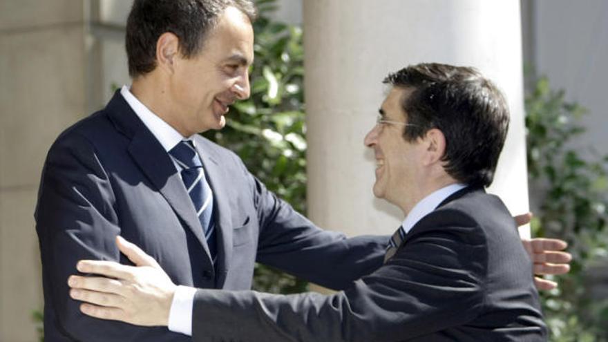 El jefe del Ejecutivo, José Luis Rodríguez Zapatero (i), ha recibido esta mañana ante el edificio principal del Palacio de la Moncloa al lehendakari, Patxi López (d), dandose ambos un fuerte apretón de manos con gestos muy sonrientes y entre saludos ante las cámaras.