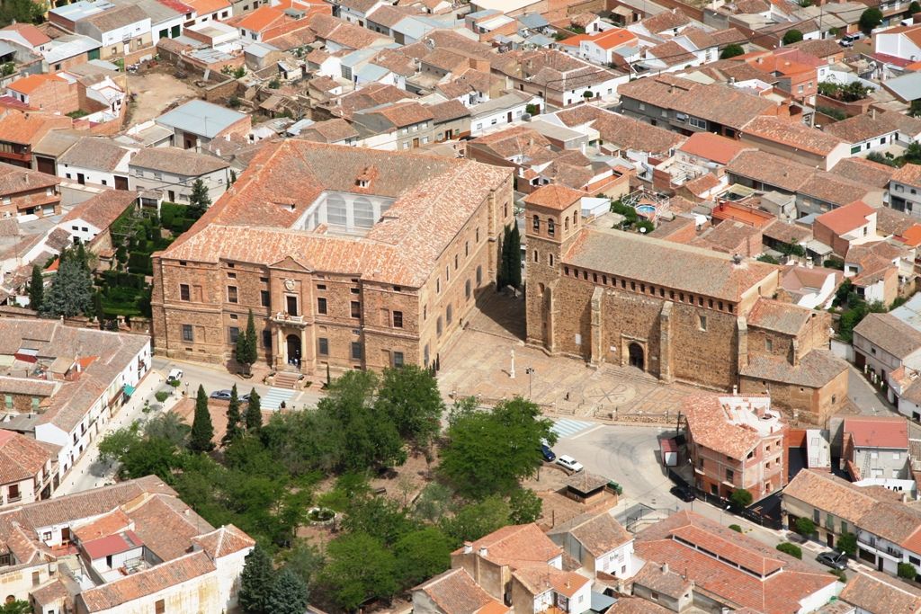 La plaza y la iglesia principal de Viso del Marqués