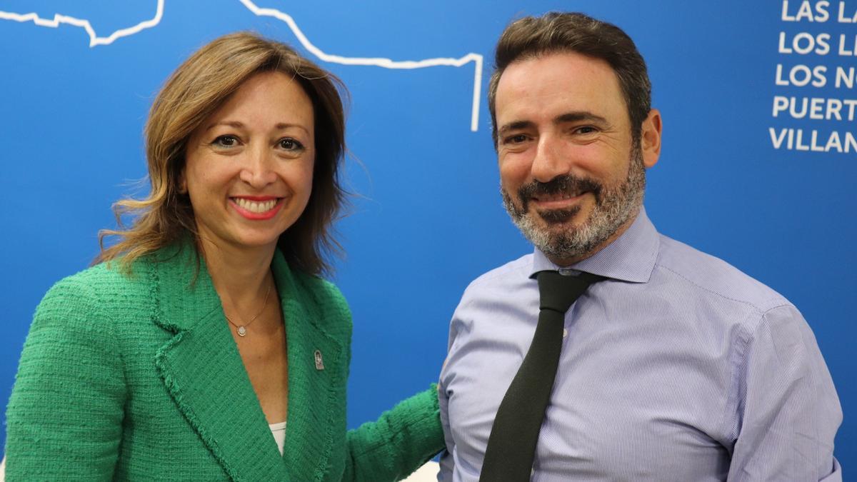 Patricia Navarro y el secretario general del PP de Málaga, José Ramón Carmona.