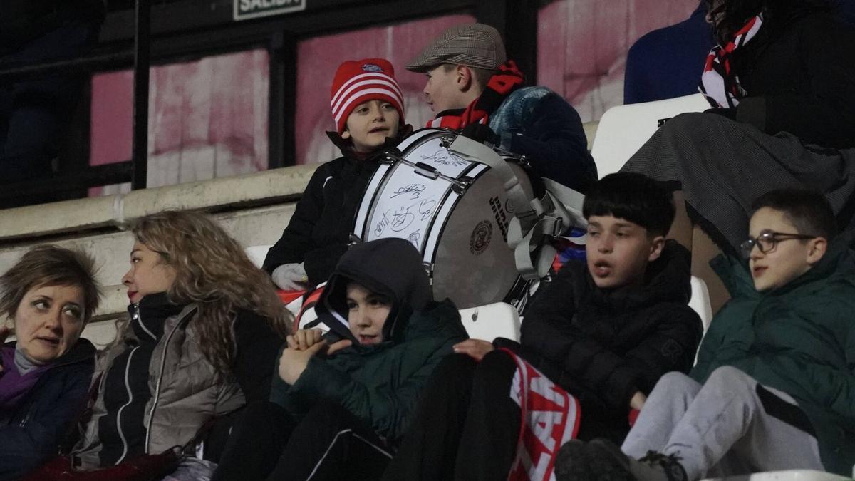 Imagen de varios aficionados en el partido frente al Barakaldo FC de la pasada semana.