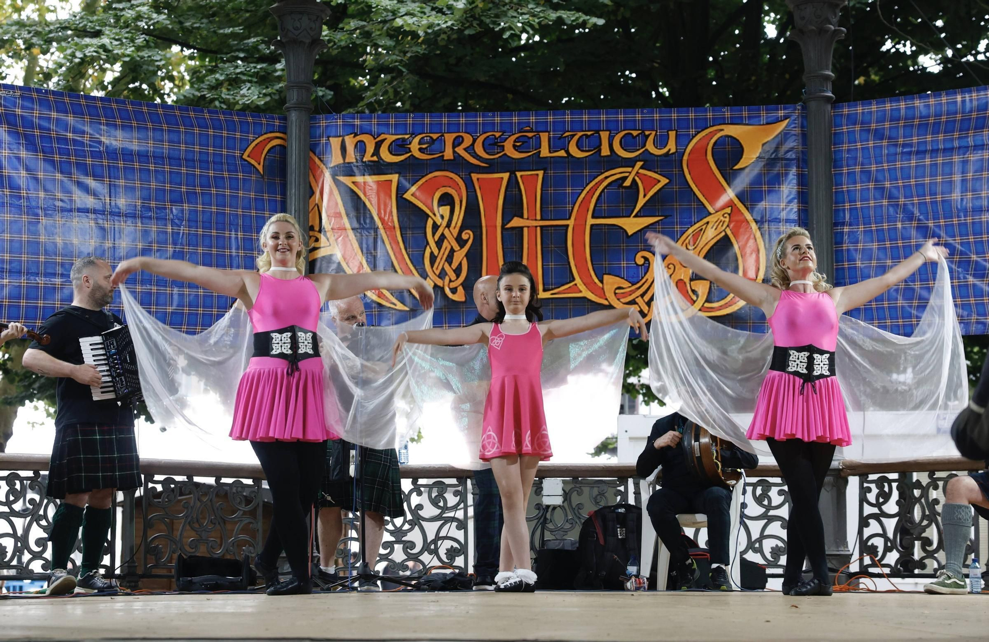 Así fue la colorida actuación del grupo norirlandés "Keltic Flair" en el festival Intercélticu de Avilés