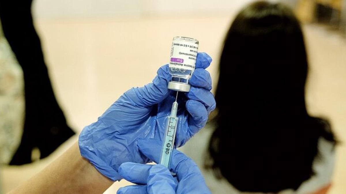 Una sanitaria prepara la administración de la vacuna de AstraZeneca.