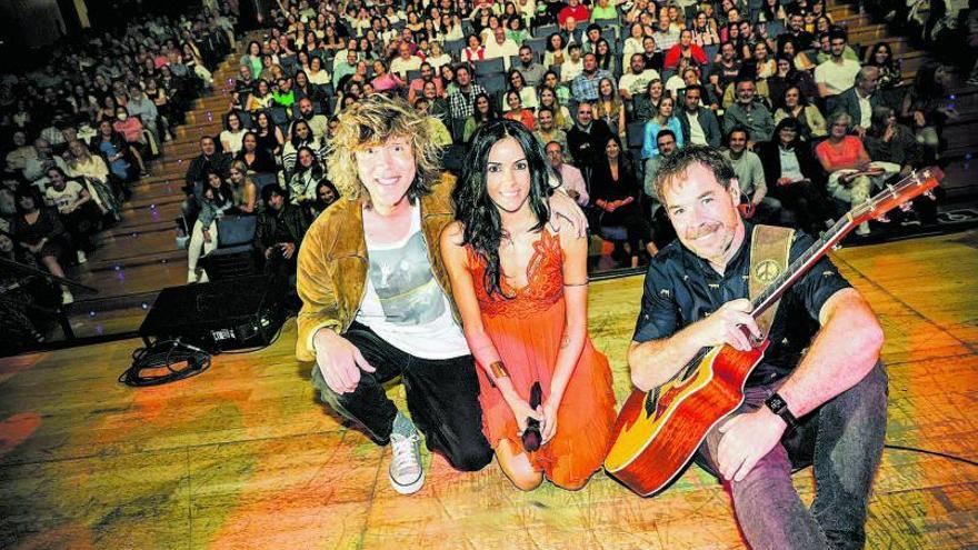 El trío, con el público al fondo,
 el sábado, en Oviedo. / Irma Collín