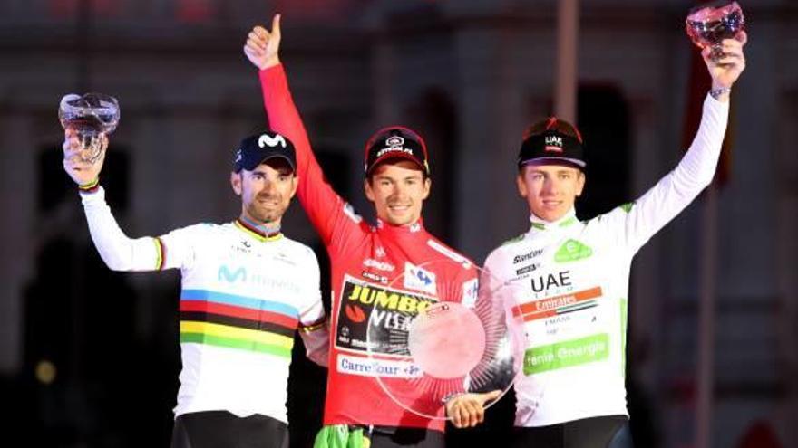 El ciclista esloveno del equipo Jumbo Visma, Primoz Roglic, celebra el triunfo en el podio junto a Alejandro Valverde y Tadej Pogacar.