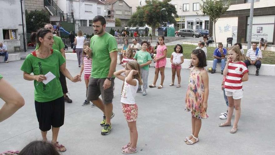 Actividad de minibatalla de flores en el parque de Andrea. // S.A.