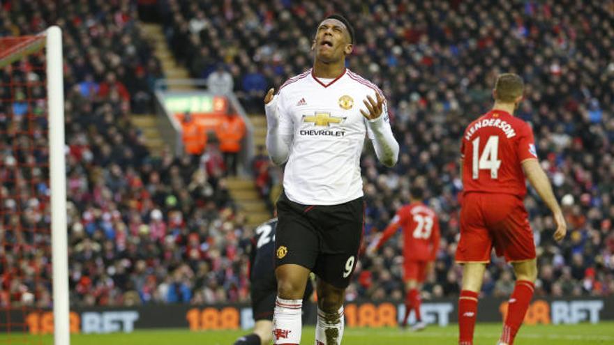 Martial jugando contra el Liverpool.