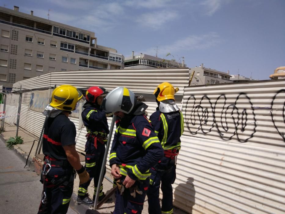 Intervención de los bomberos para asegurar la valla y precinto de los accesos