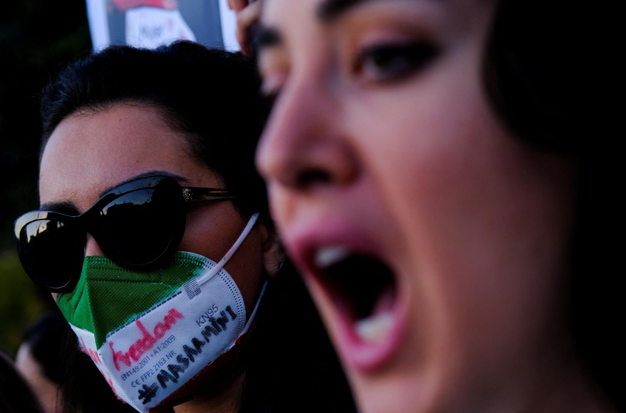 Manifestantes protestan en Barcelona por el asesinato de una mujer en Irán