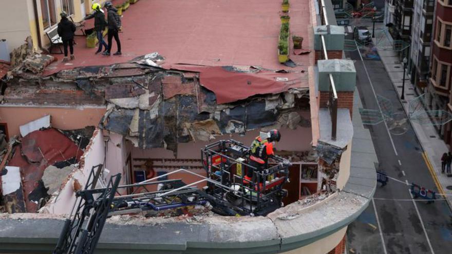 Los bomberos, en el San Vicente, el día del derrumbe.  | Á. G. / J. P.