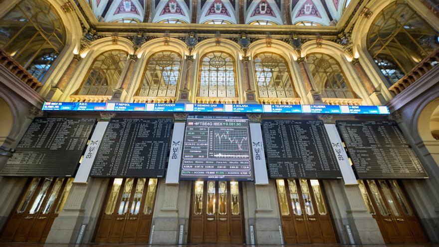 Varios paneles del Ibex 35 en el Palacio de la Bolsa.