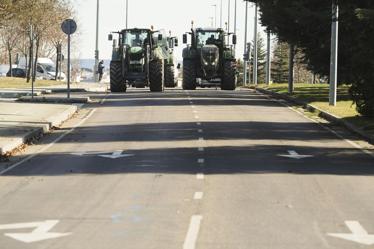 Tractores marchan por las calles y carreteras de Valladolid para visibilizar el malestar del sector agrario