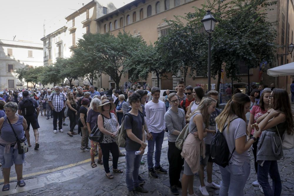 Die über 20.000 Passagiere wurden von einem Regenschauer begrüßt und drängelten sich anschließend durch Palmas Innenstadt.