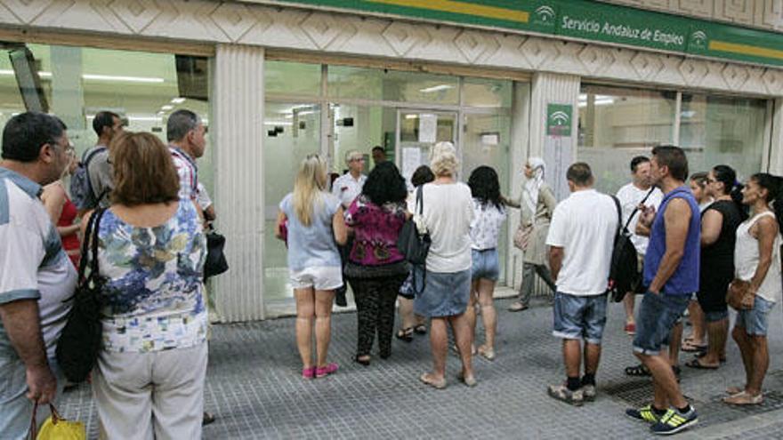 Colas ante una oficina del Servicio Andaluz de Empleo, en Málaga.