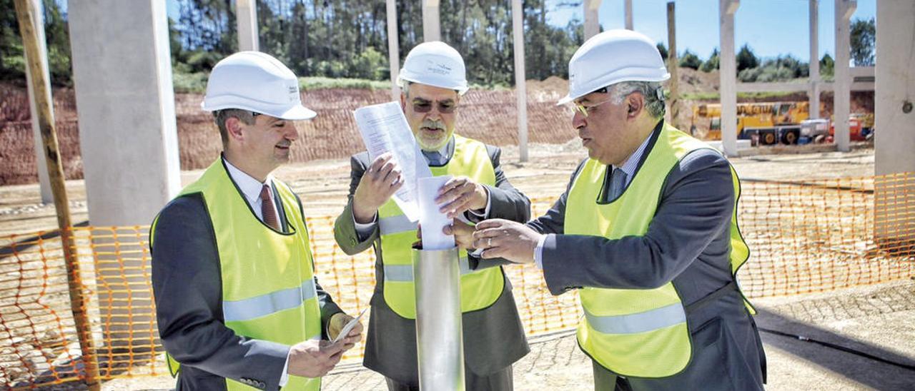 El primer ministro luso, António Costa (d.), en las obras de la planta de Eurostyle en Viana do Castelo, en una imagen tomada el pasado verano. // E.S.