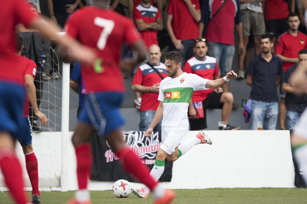 Un gol de Edu Albacar permite al Elche empatar en Sagunto en un partido con mucho músculo y poco fútbol.
