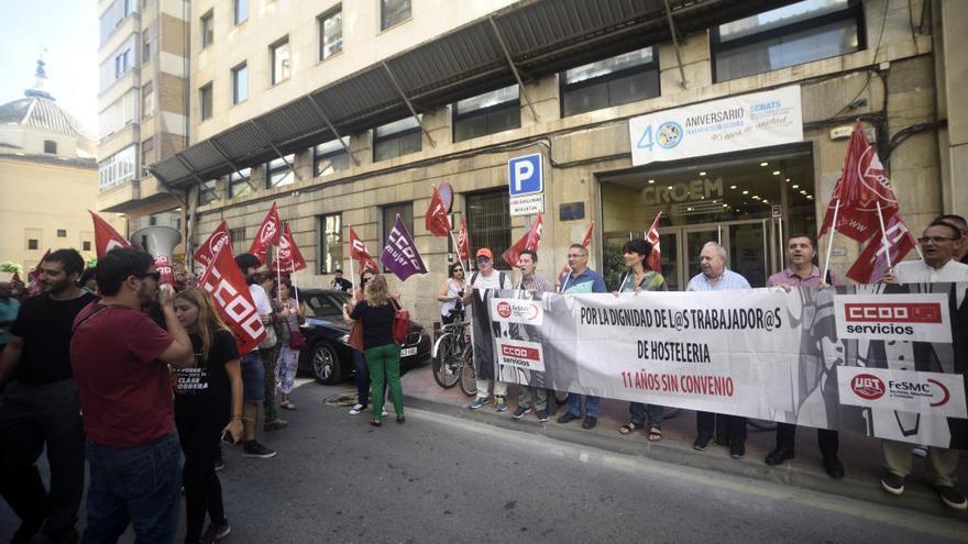 Los sindicatos y empleados de la hostelería protestan frente a la sede de la Croem