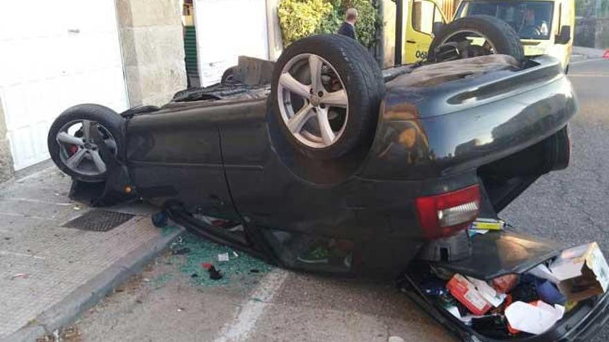 Dos heridos tras volcar con su coche en Valadares