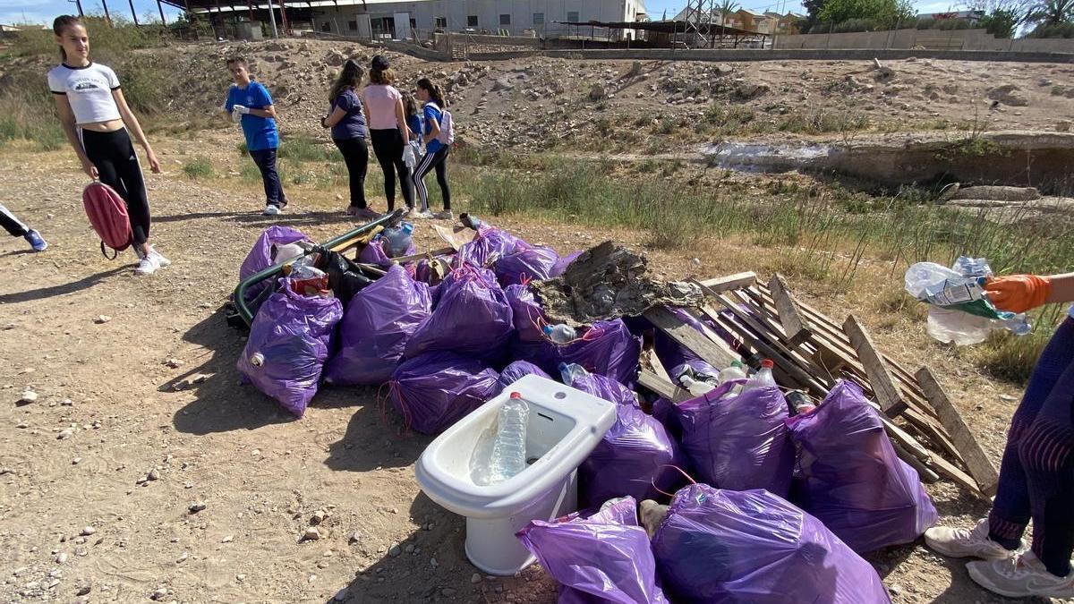Bolsas de basura rellenas de desechos que han recogido los alumnos del colegio Azorín.