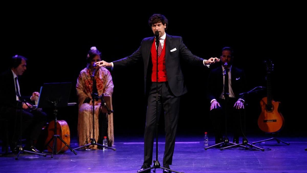 El cantante Manuel Lombo llena de espíritu navideño el Gran Teatro