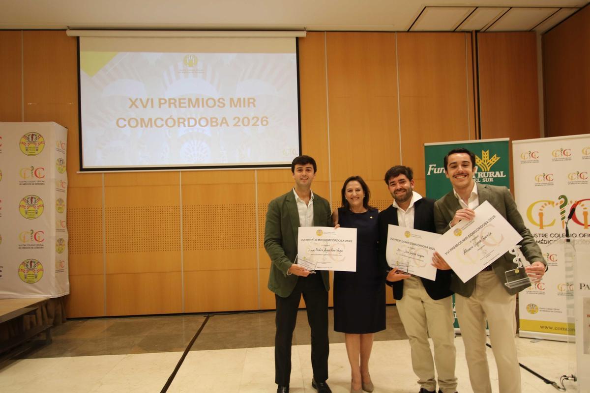La presidenta del Colegio de Médicos de Córdoba, Carmen Arias, con los tres mejores expedientes del MIR colegiados en Córdoba en 2026.