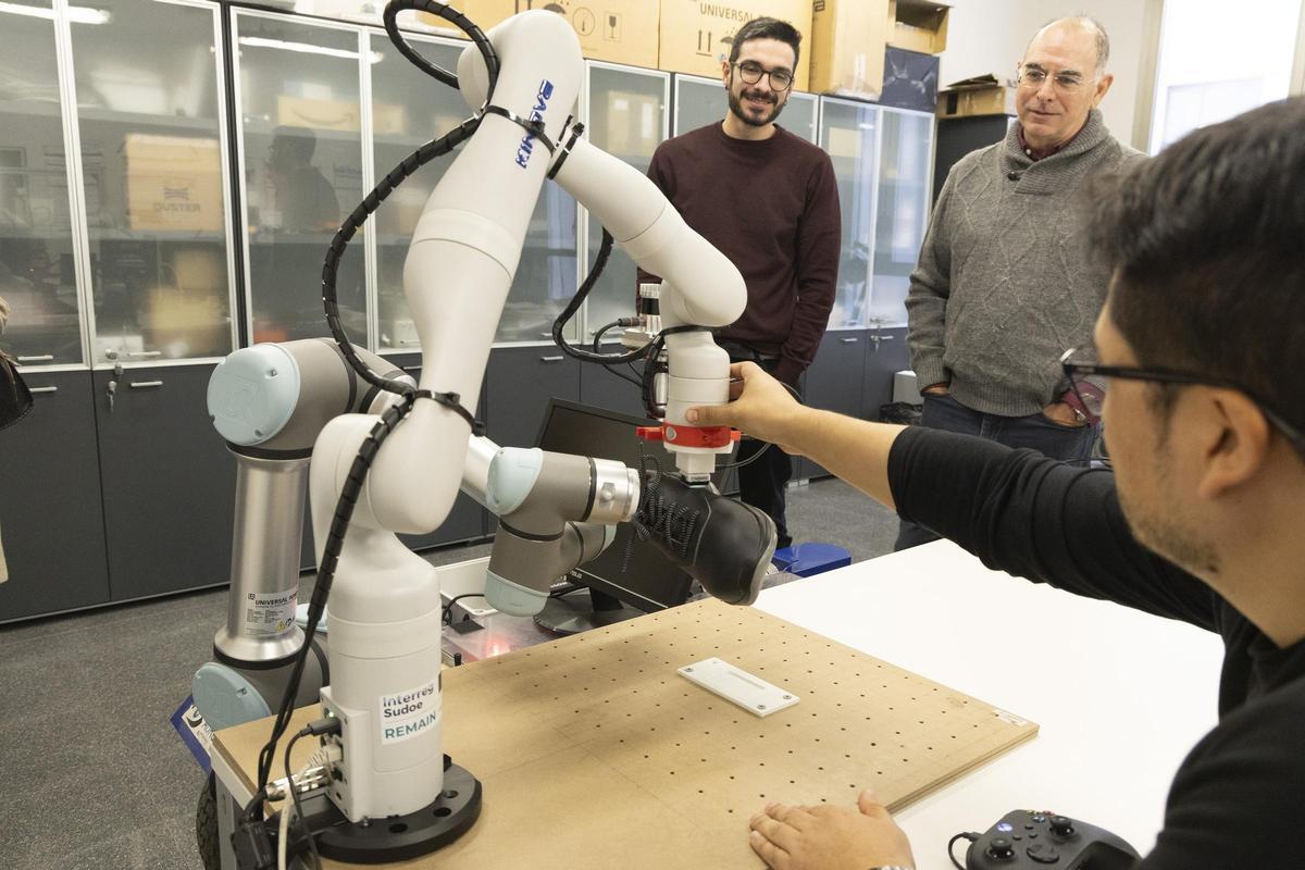 Los investigadores del proyecto Remain, con el robot capaz de detectar daños en el zapato