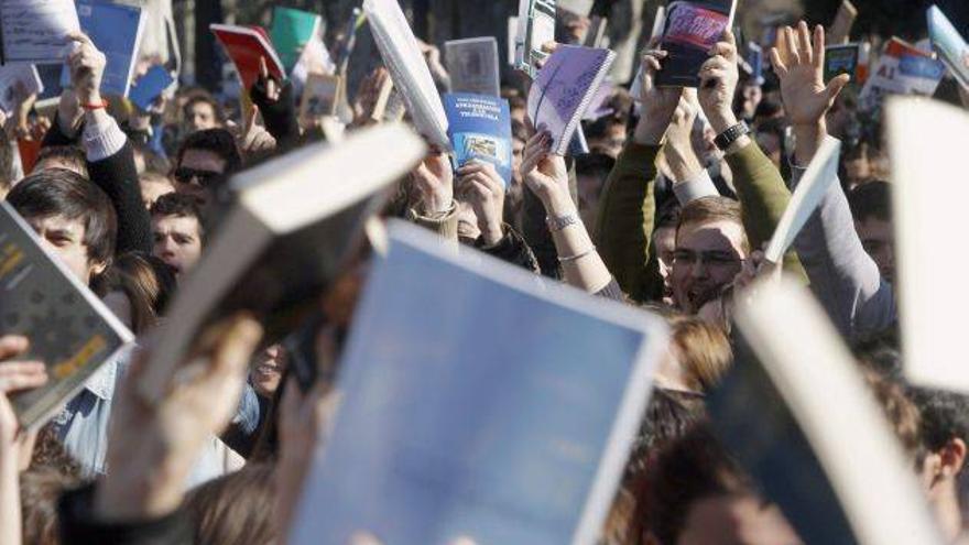 Miles de personas muestran sus libros como protesta en la estación del norte de Valencia