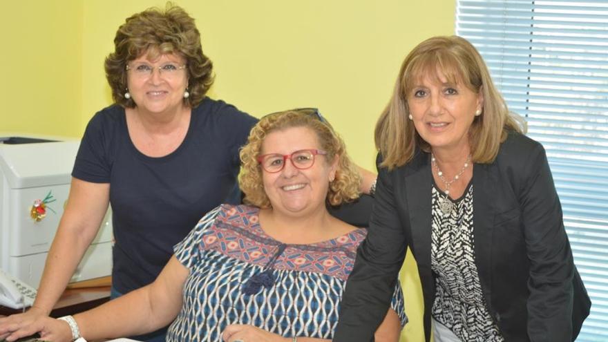 María Luisa Martínez, directora del centro asociado de Cartagena (centro), acompañada por Mª del Carmen Berrocal (izda.) y Mª del Carmen Ros (dcha.), coordinadoras de Extensión Universitaria.