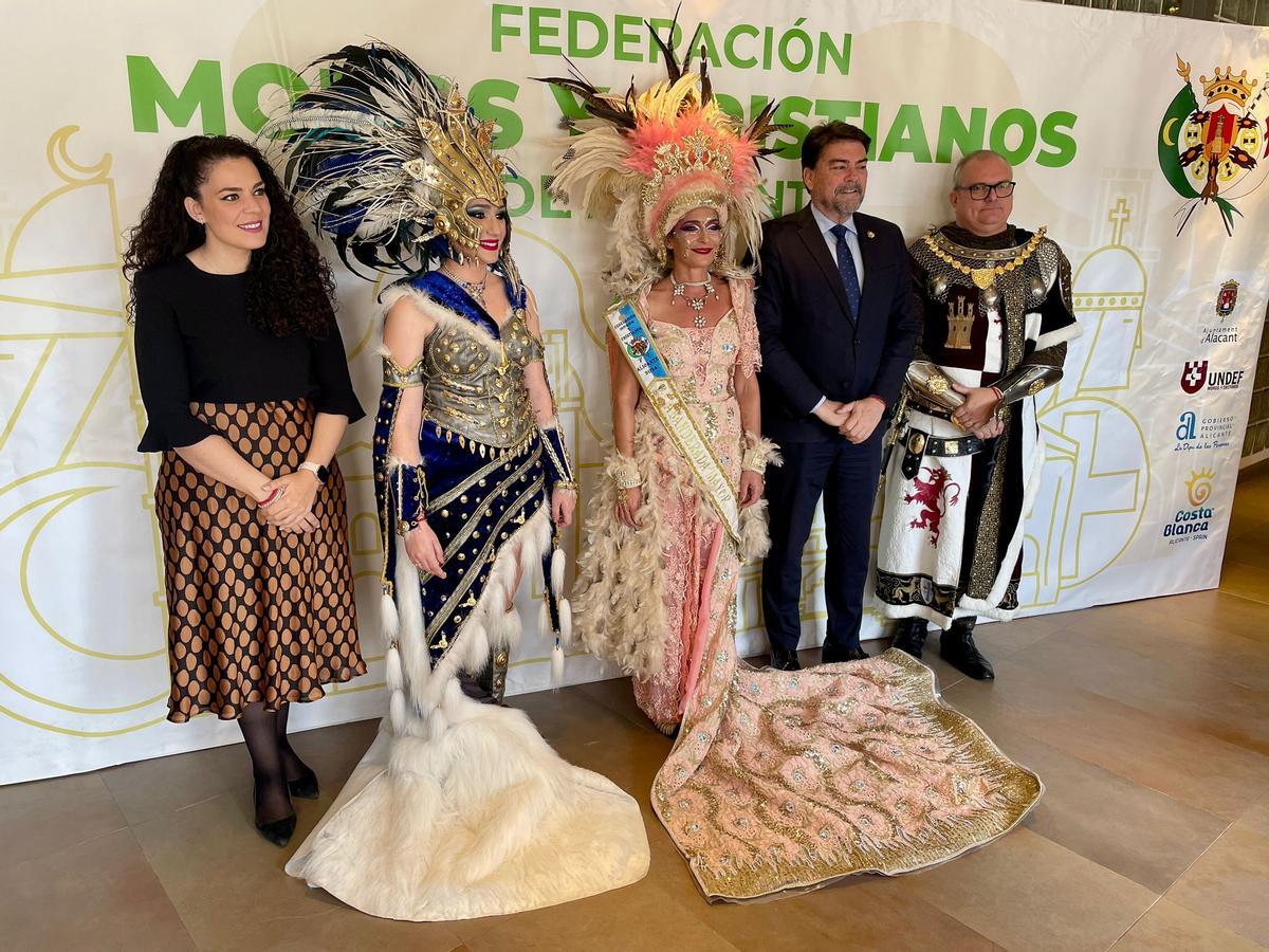 La concejal de Fiestas, Cristina Cutanda, las abanderadas saliente y entrante, el alcalde Barcala y el presidente de la federación, José Pascual Saura.