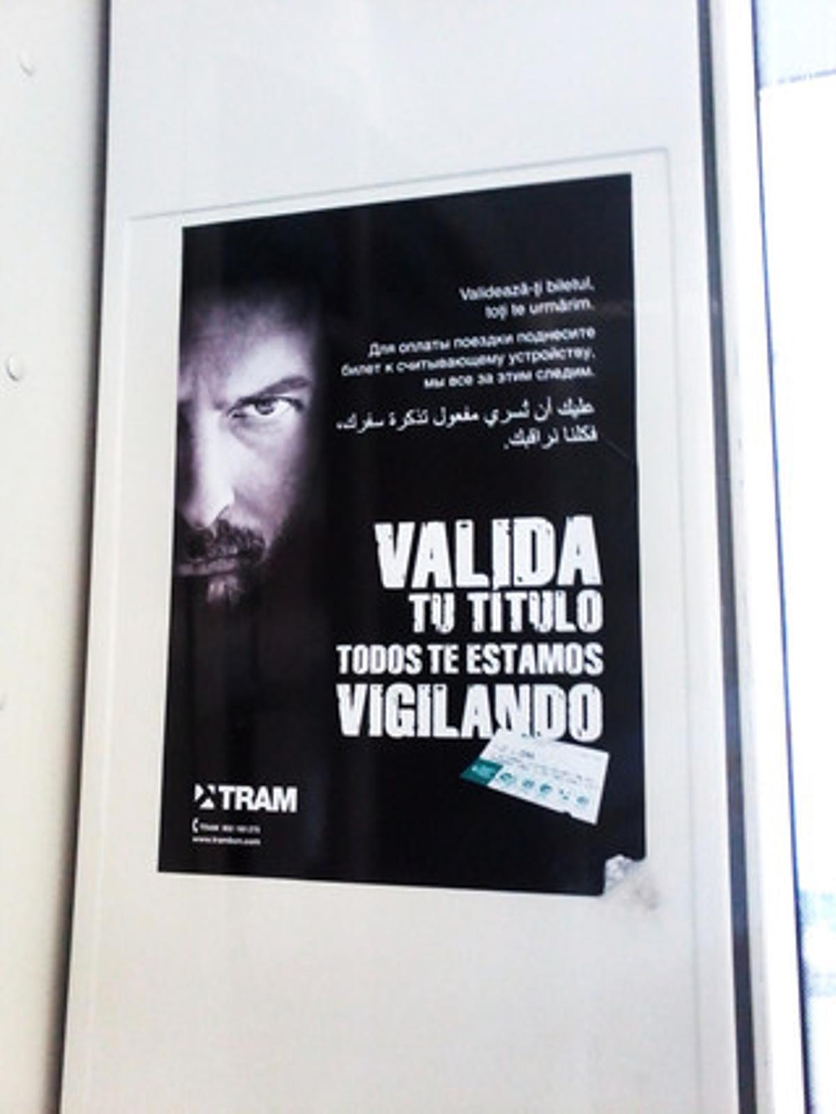 Tots t’estan vigilant. «Valida el teu títol, tots t’estem vigilant». Aquest és el missatge dels cartells, més propi d’una pel·lícula de terror, de les andanes del Tram de Barcelona que recorden l’obligació de validar el bitllet. Curiosament, sembla que colar-se al Tram té un judici moral segons la procedència de l’usuari que infringeix la norma. A més del castellà, l’avís està escrit en romanès, rus i àrab.