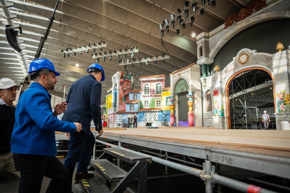 El escenario del Carnaval de Santa Cruz de Tenerife, casi a punto.