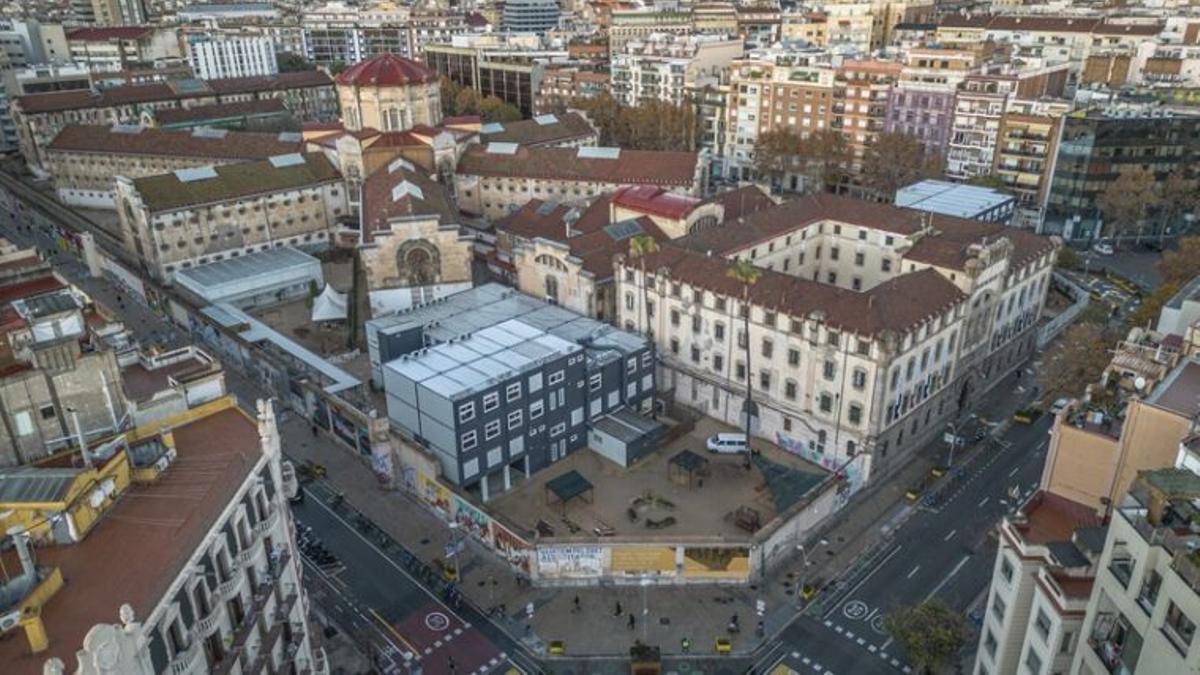Módulos prefabricados de La Model en los que se aloja la Escuela Entença.