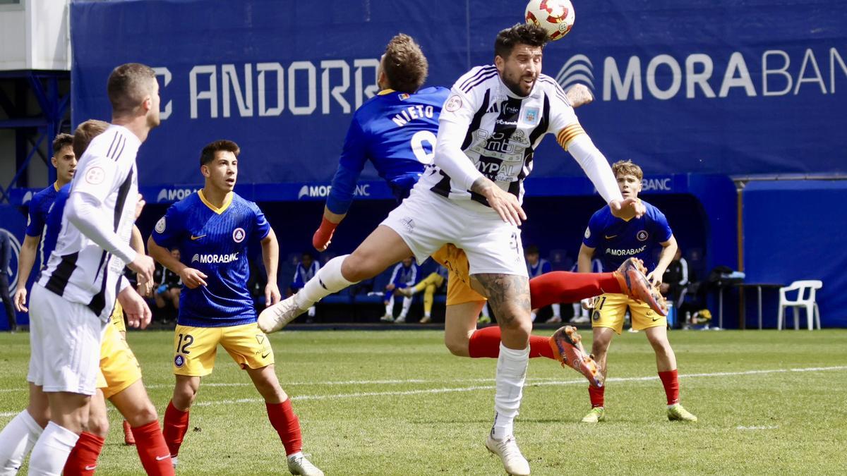 Marc Trilles lucha por un balón durante el encuentro frente al Andorra