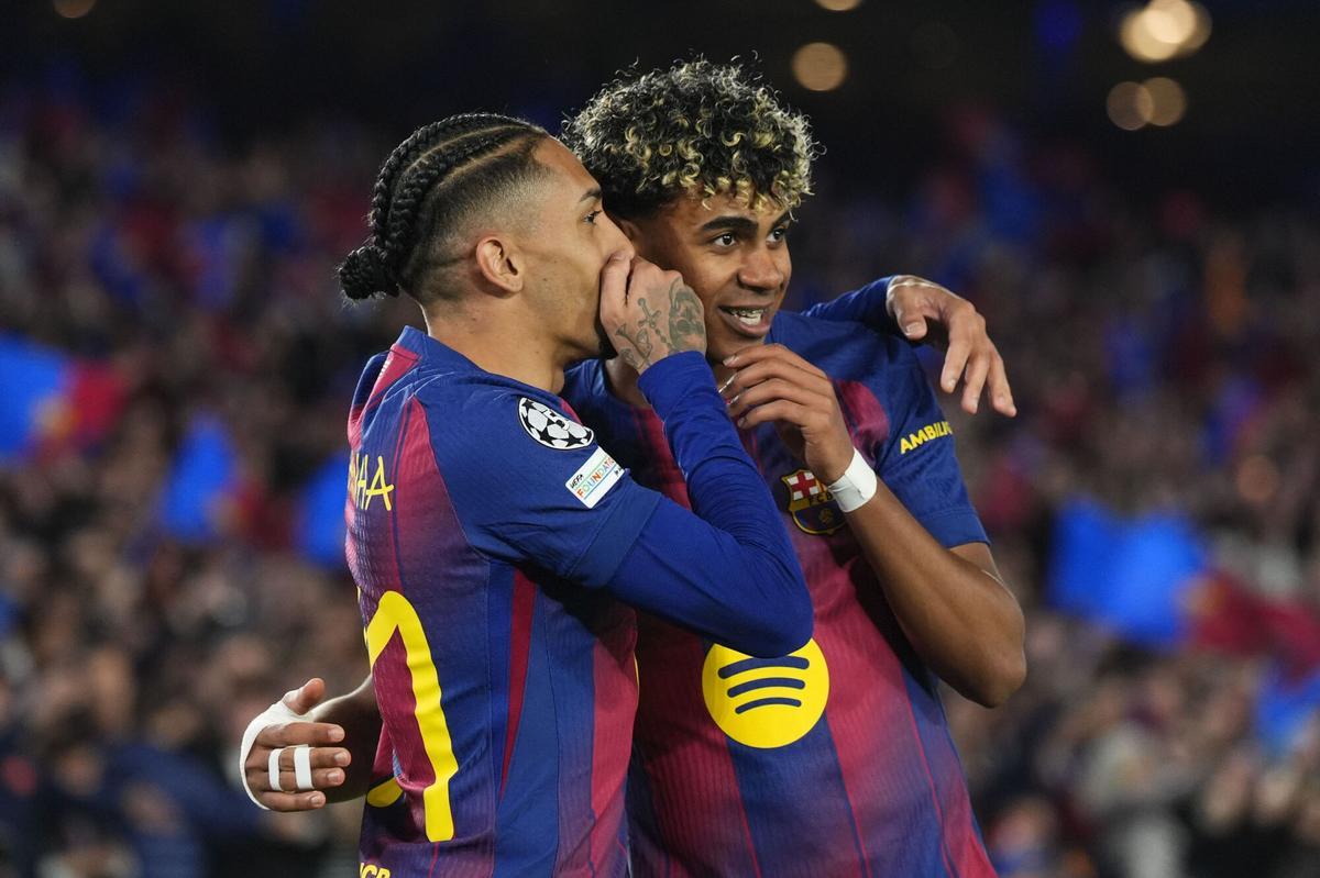 BARCELONA, 18/03/2026.- El delantero del Barcelona Lamine Yamal (d) celebra con Raphinha su gol durante el partido de vuelta de los octavos de final de la Liga de Campeones disputado entre el Barcelona y el Newcastle, este miércoles en el Camp Nou. EFE/Siu Wu