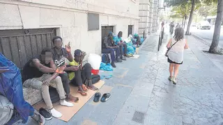 Un grup d’immigrants acampa davant l’antiga subdelegació del Govern