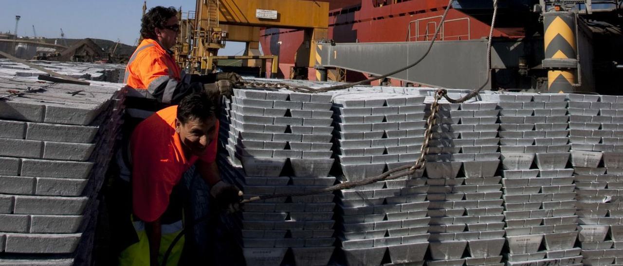 Carga de cinc en los muelles del Puerto de Avilés.  | Mara Villamuza